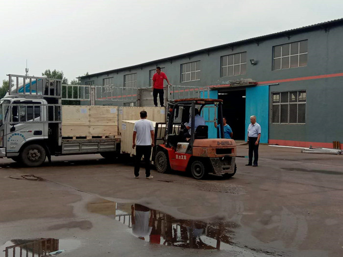 7.26出口不銹鋼水箱裝木箱發貨